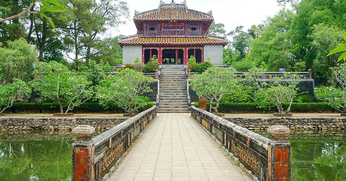 AN INSIDE GUIDE HUE TOMBS AN INSIDE GUIDE HUE TOMBS