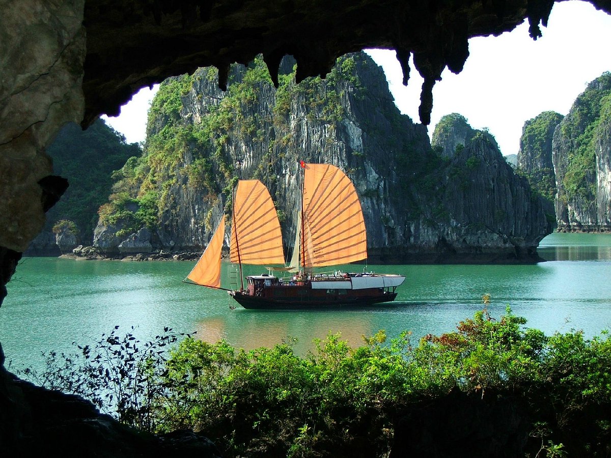 HA LONG BAY IS ON 100 TOP DESTINATIONS SHOULD COME IN LIFETIME HA LONG BAY IS ON 100 TOP DESTINATIONS SHOULD COME IN LIFETIME