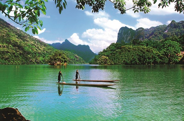 BA BE LAKE, THE GREEN GEM BETWEEN MOUNTAINS AND FORESTS BA BE LAKE, THE GREEN GEM BETWEEN MOUNTAINS AND FORESTS