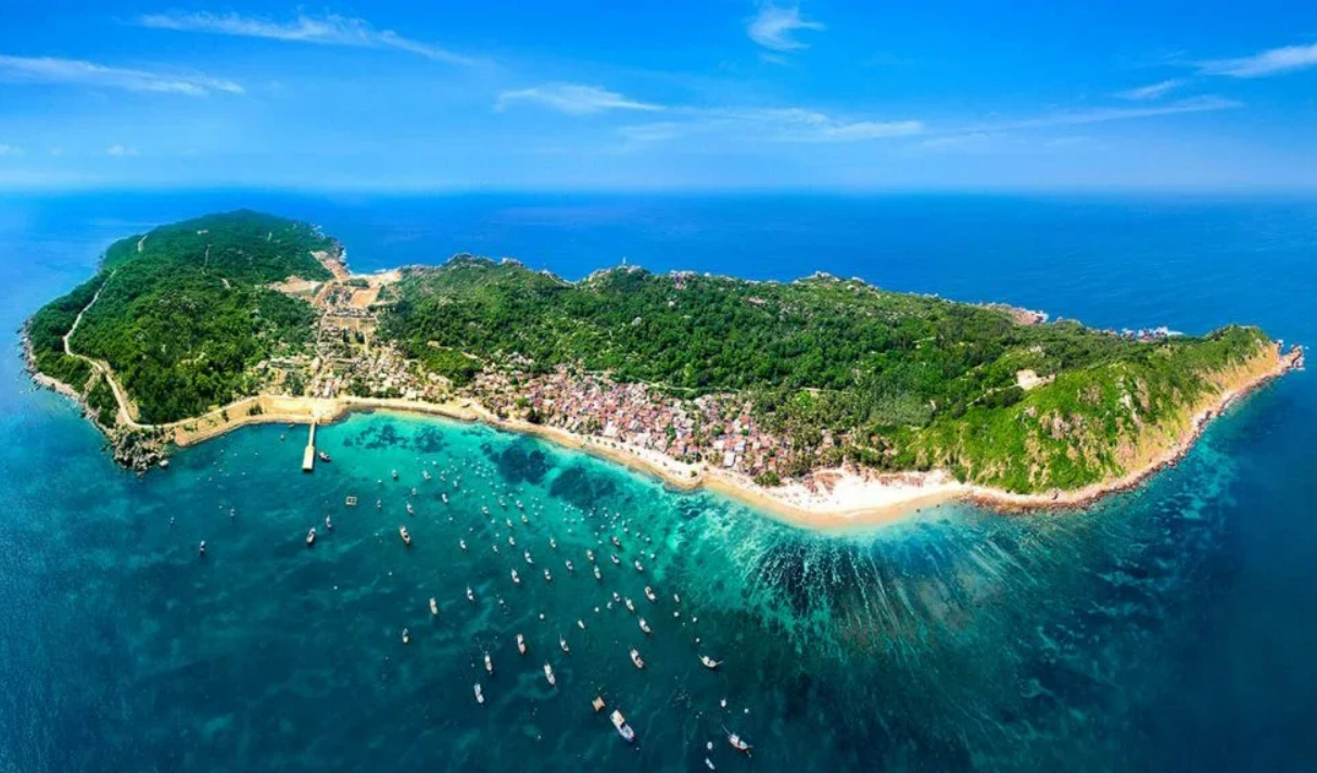 Discovering Cu Lao Xanh (Van Phi Island). Discovering Cu Lao Xanh (Van Phi Island).