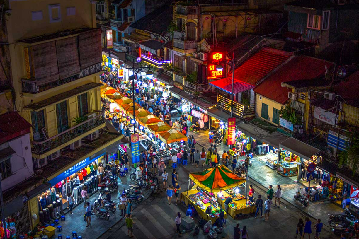 Int’l tourists are overwhelmed by Hanoi’s street foods paradise.